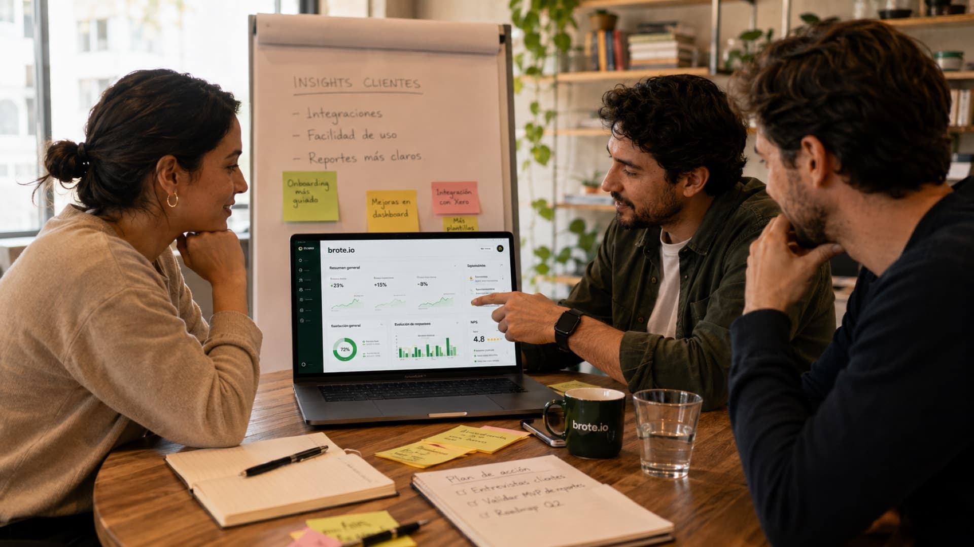 Equipo de un comercio revisando feedback de clientes en una reunión
